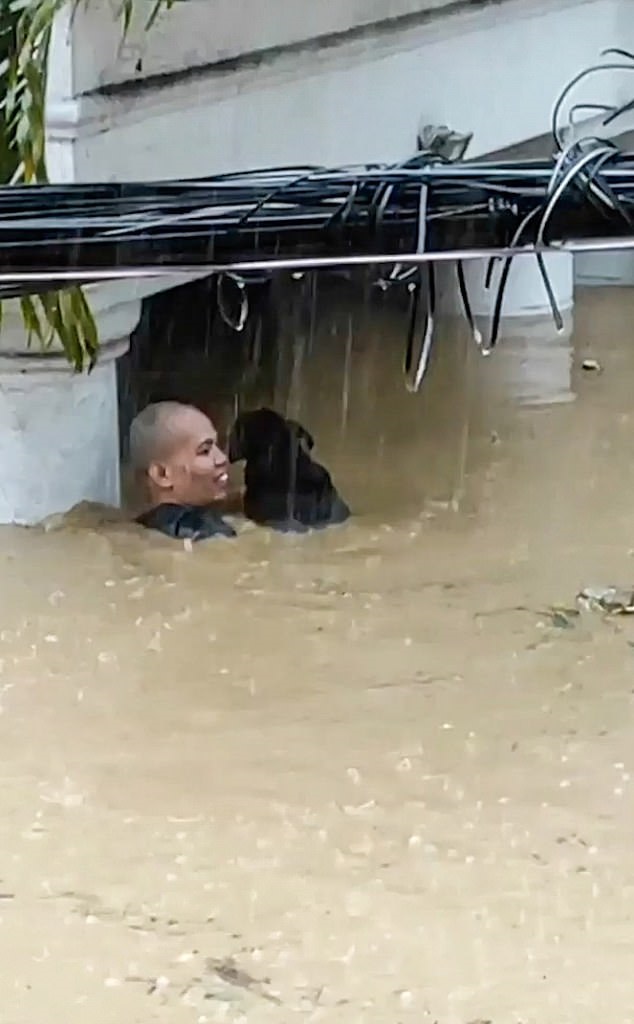 الرجل يمسك فى الكلب وسط المياه
