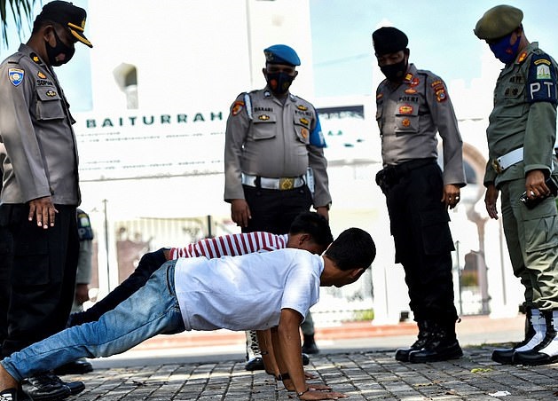 تمارين الضغط أمام الشرطة عقوبة أخرى صارمة فى إندونسيا
