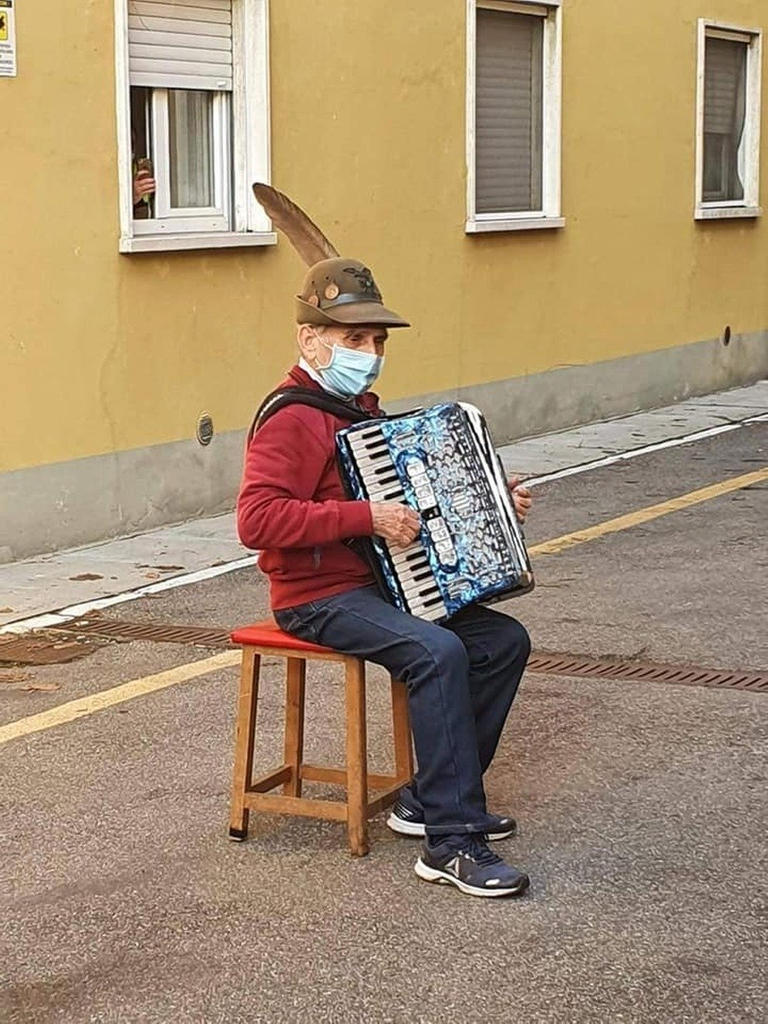 عجوز يعزف لزوجته المريضة بكورونا