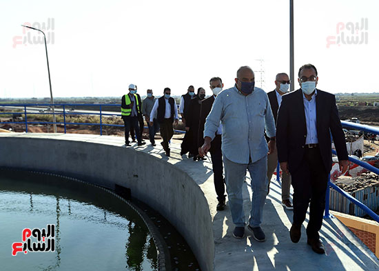 رئيس الوزراء يتفقد مشروع إنشاء محطة ترشيح المياه السطحية (5)