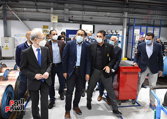 رئيس الوزراء يتفد مصنع الضفائر للسيارات (1)