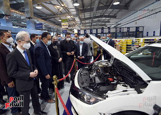 رئيس الوزراء يتفد مصنع الضفائر للسيارات (11)