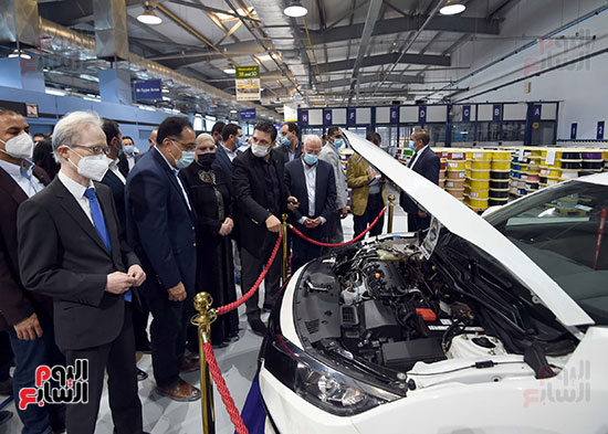 رئيس الوزراء يتفد مصنع الضفائر للسيارات (10)