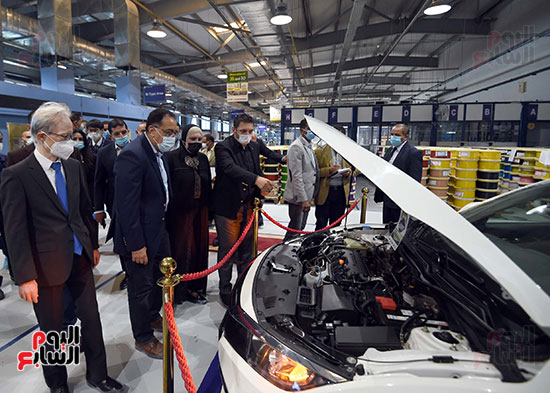 رئيس الوزراء يتفد مصنع الضفائر للسيارات (9)
