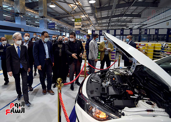 رئيس الوزراء يتفد مصنع الضفائر للسيارات (8)