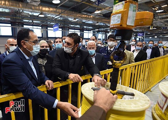 رئيس الوزراء يتفد مصنع الضفائر للسيارات (7)