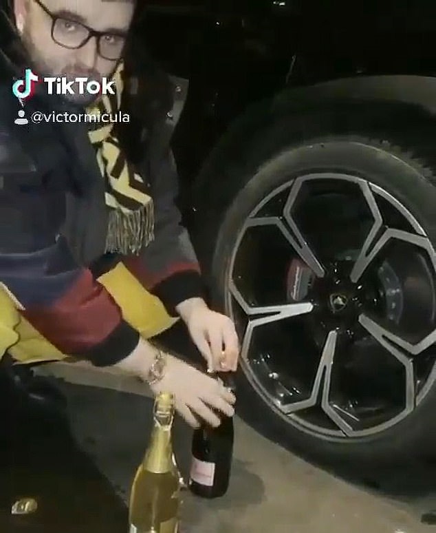 ابن مليونير يغسل عجلات سيارته اللامبورجيني بالشامبانيا في رومانيا (1)