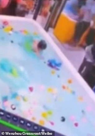 غرق طفل بحمام سباحة في الصين  (1)