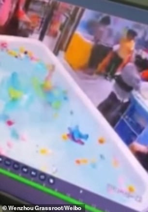 غرق طفل بحمام سباحة في الصين  (2)