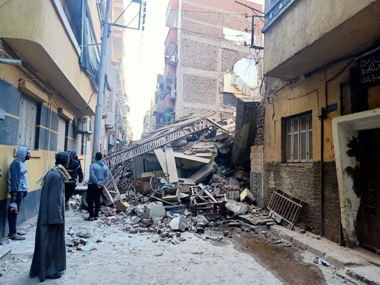 انهيار منزل خالي من السكان بشارع رياض بحي شرق (2)