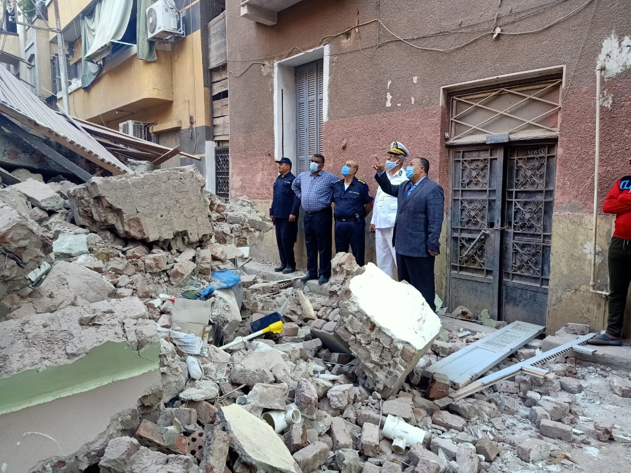 انهيار منزل خالي من السكان بشارع رياض بحي شرق (3)