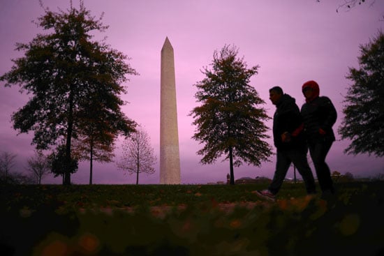 أشخاص تسير بجوار نصب واشنطن التذكارى