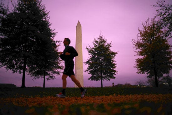 اللون البنفسجى يغطى سماء نصب واشنطن التذكارى