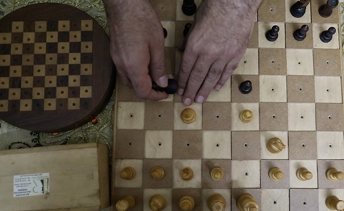محمد زبيب يلعب الشطرنج