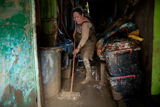 امرأة تنظف منزلها من المياه