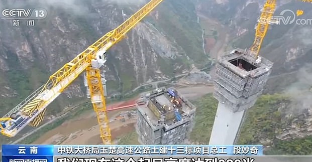 بناء أكبر جسر معلق أحادى في العالم بالصين (3)