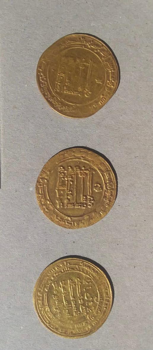 بعض العملات الذهبية