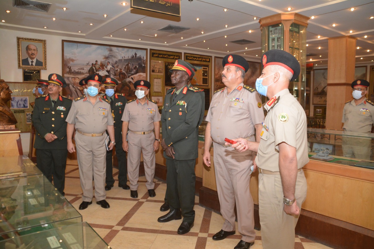 لقاء بين قائد قوات الدفاع الجوى المصرى والسودانى