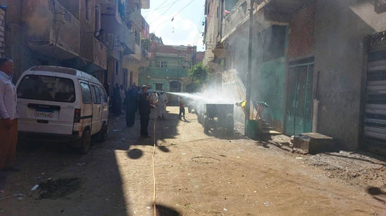 حملة تعقيم وتطهير مكبرة بقرية محمد صلاح بعد إصابته بكورونا (6)