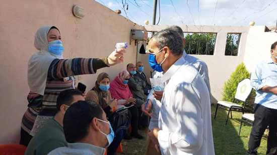 اهتمام طبى كبير داخل قرية محمد صلاح بعد إصابته بكورونا (26)