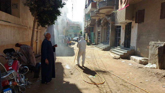 حملة تعقيم وتطهير مكبرة بقرية محمد صلاح بعد إصابته بكورونا (1)