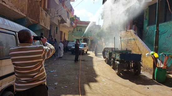 حملة تعقيم وتطهير مكبرة بقرية محمد صلاح بعد إصابته بكورونا (4)
