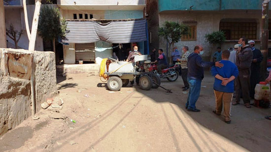 حملة تعقيم وتطهير مكبرة بقرية محمد صلاح بعد إصابته بكورونا (3)