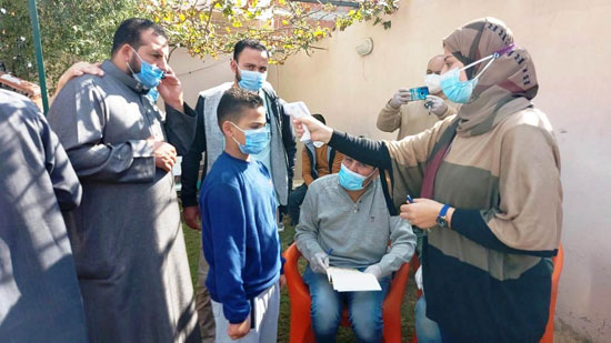 اهتمام طبى كبير داخل قرية محمد صلاح بعد إصابته بكورونا (25)