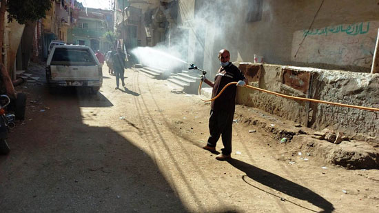 حملة تعقيم وتطهير مكبرة بقرية محمد صلاح بعد إصابته بكورونا (13)