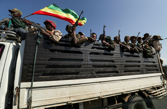 جندي يحمل علم إثيوبيا