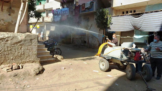 حملة تعقيم وتطهير مكبرة بقرية محمد صلاح بعد إصابته بكورونا (14)
