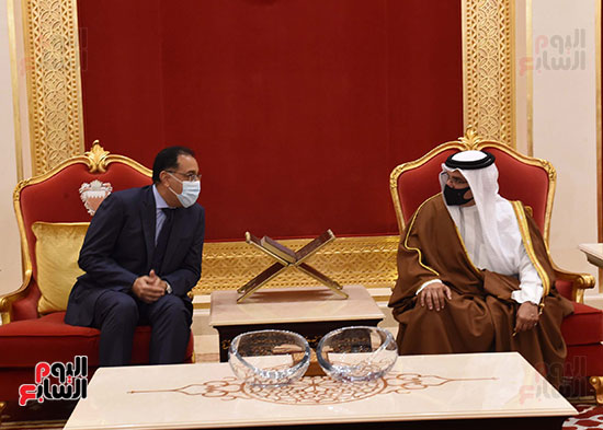 رئيس الوزراء يؤدي واجب العزاء في وفاة رئيس وزراء البحرين