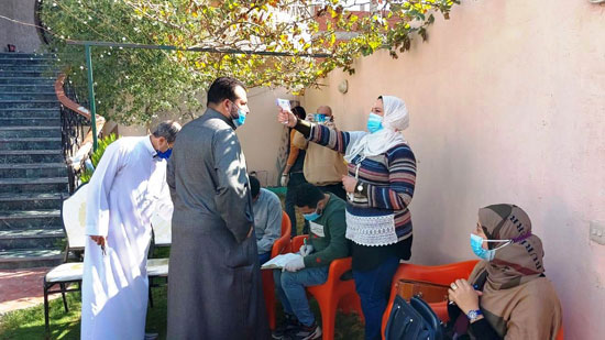 اهتمام طبى كبير داخل قرية محمد صلاح بعد إصابته بكورونا (15)
