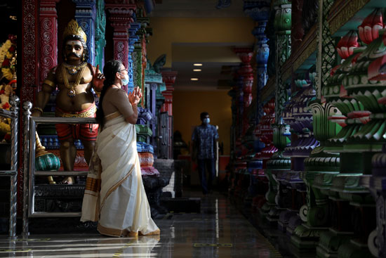 امرأة تصلي في معبد بكوالامبور