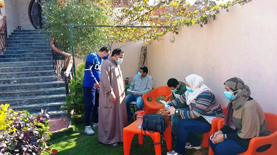 اهتمام طبى كبير داخل قرية محمد صلاح بعد إصابته بكورونا (2)