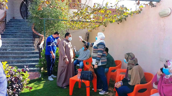 اهتمام طبى كبير داخل قرية محمد صلاح بعد إصابته بكورونا (17)