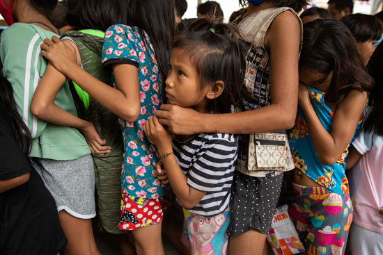 طابور من أطفال الفلبين في مركز الإجلاء