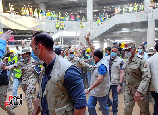 الرئيس السيسي يحيي عمال مدينة مصر الدولية للألعاب الأولمبية