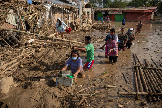 سكان يستعيدون متعلقاتهم من قريتهم المغمورة بعد الفيضان
