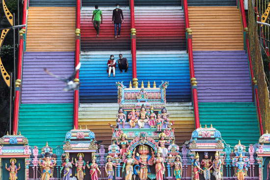 المصلين يستريحون على الدرج خلال مهرجان ديوالي