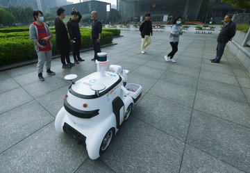 روبوت لجمع القمامة فى الصين