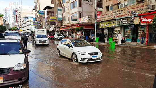 الشوارع-تغرق-في-مياه-الامطار