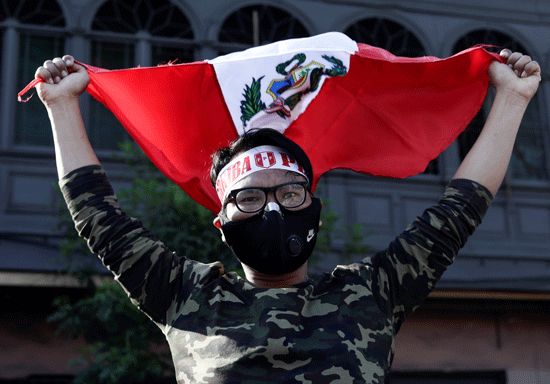 رجل-يحمل-علم-بيرو