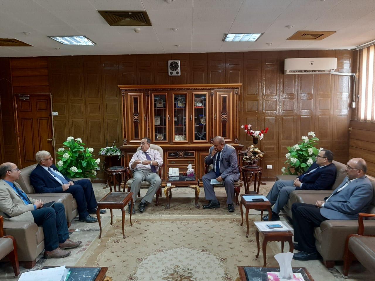 محافظ شمال سيناء يلتقى وفدا من الهيئة القومية للإنتاج الحربى (2)