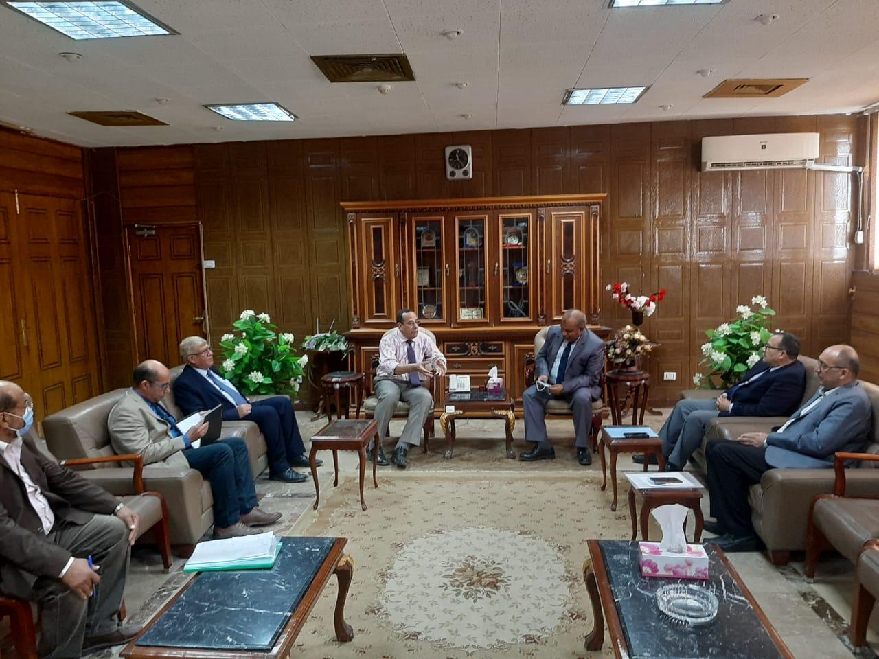 محافظ شمال سيناء يلتقى وفدا من الهيئة القومية للإنتاج الحربى (3)