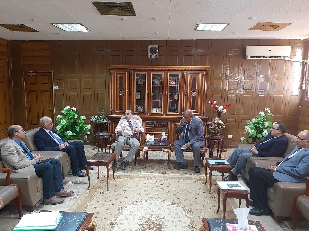 محافظ شمال سيناء يلتقى وفدا من الهيئة القومية للإنتاج الحربى (1)