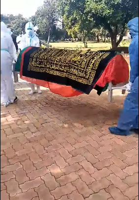 صلاة جنازة مهيبة للدكتور أشرف عمارة الطبيب المصرى الشهير في كينيا  (1)