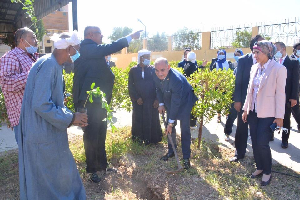 رئيس الجامعة يشارك فى زراعة الأشجار المثمرة بالمبادرة
