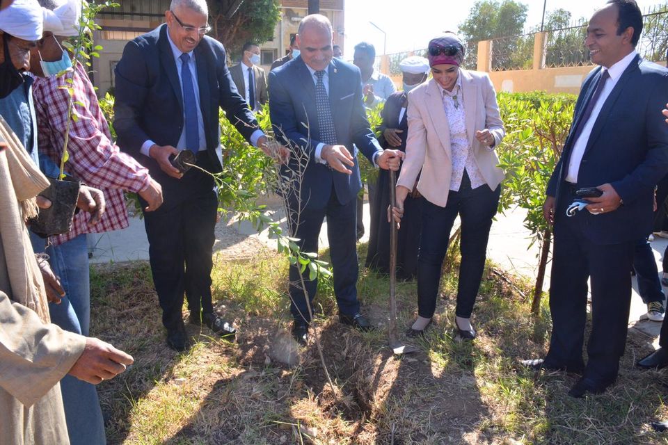 فعاليات مبادرة هنجملها لزراعة 1200 شجرة مثمرة بجامعة الأقصر
