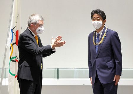 منح شينزو آبي الميدالية الاوليمبية